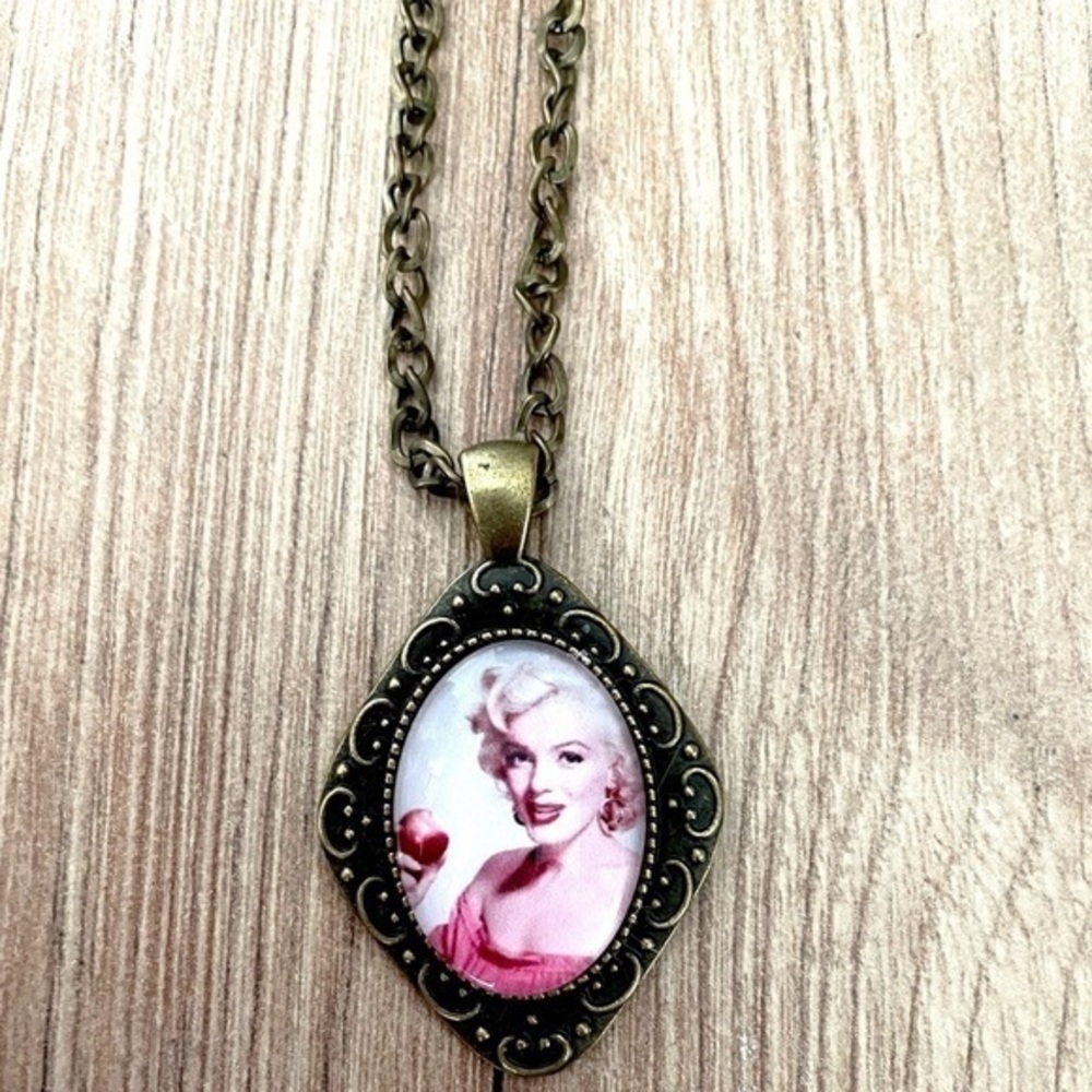 Marilyn Monroe Antique style necklace, Victorian Look, NWT